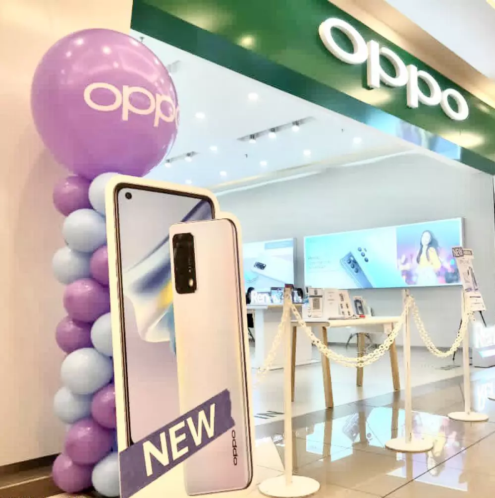 OPPO store entrance featuring a large purple balloon display and a promotional stand for the new A95 smartphone