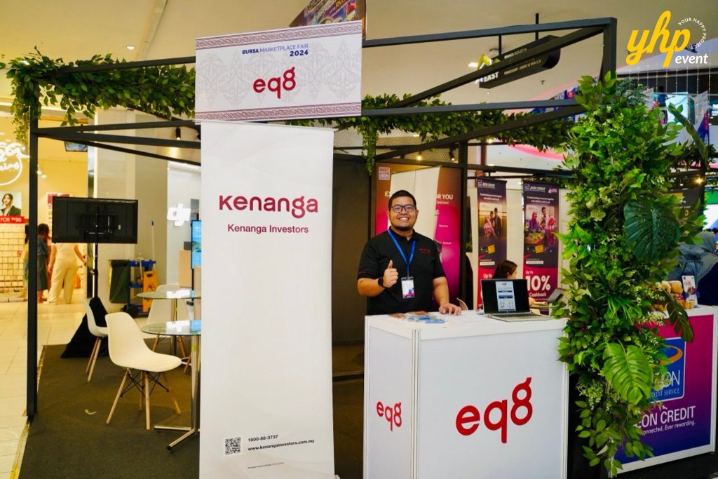 Bursa Marketplace Fair 2024: Sarawak Edition 19 Kenanga Investors staff member at the eq8 booth during the Bursa Marketplace Fair 2024 exhibition
