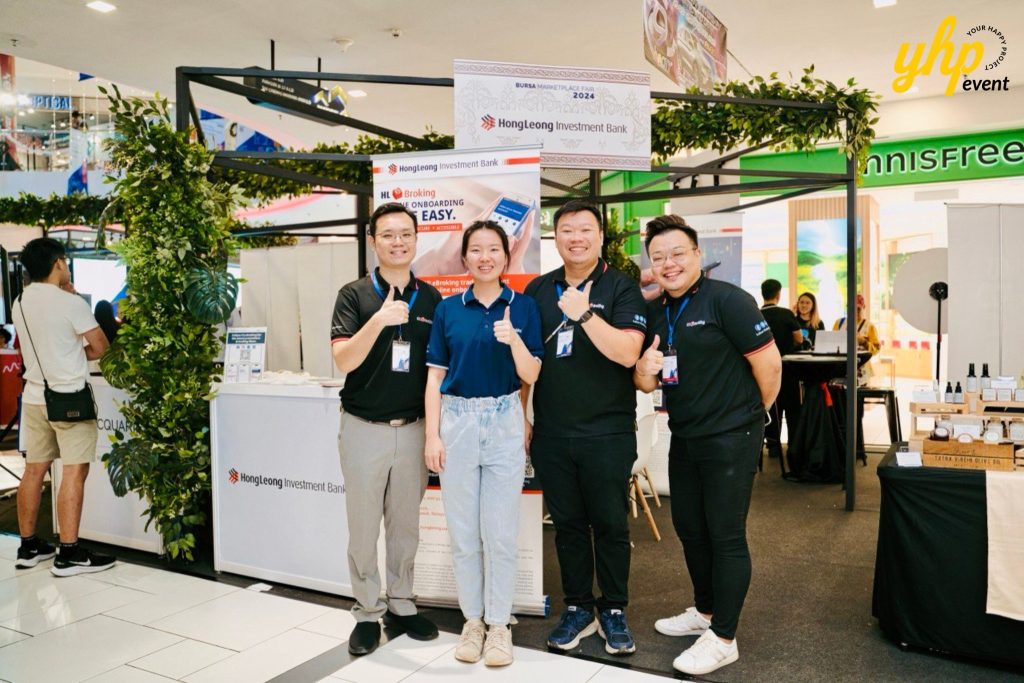 Bursa Marketplace Fair 2024: Sarawak Edition 20 Hong Leong Investment Bank team posing with thumbs up