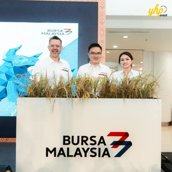 Bursa Marketplace Fair 2024: Invest Today, Harvest Tomorrow 2 Bursa Malaysia executives standing behind a podium with harvest of paddy in Suria Mall Kota Kinabalu