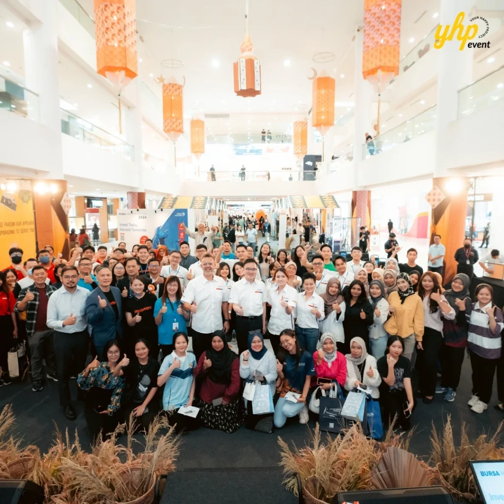 Bursa Marketplace Fair 2024: Invest Today, Harvest Tomorrow 12 Large group photo of staff and participants giving thumbs up at the Bursa Marketplace Fair 2024 event