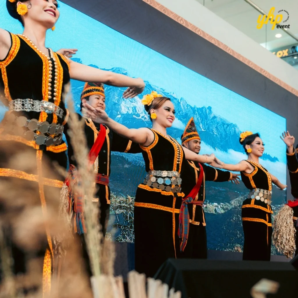 Bursa Marketplace Fair 2024: Invest Today, Harvest Tomorrow 4 Performers in ethnic Kadazan-Dusun attire dancing at the Bursa Malaysia investment fair in Kota Kinabalu