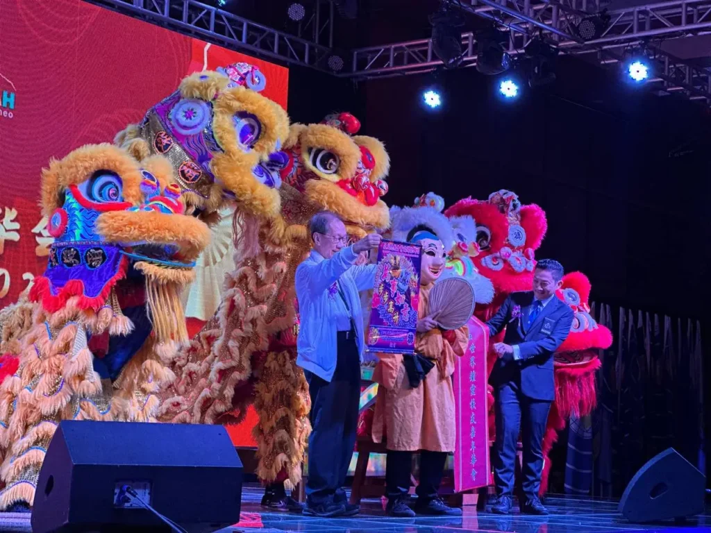 Celebrating Heritage and Legacy: Chung Ling Alumni Dinner in Sabah 12 Traditional lion dance performance and scroll presentation at the 55th World Chung Ling Alumni Carnival