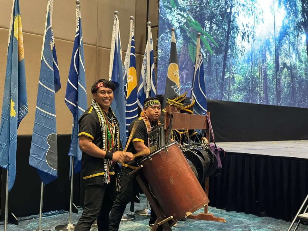 Celebrating Heritage and Legacy: Chung Ling Alumni Dinner in Sabah 6 Musicians playing traditional Sabahan percussion and gongs at the 55th World Chung Ling Alumni Carnival dinner