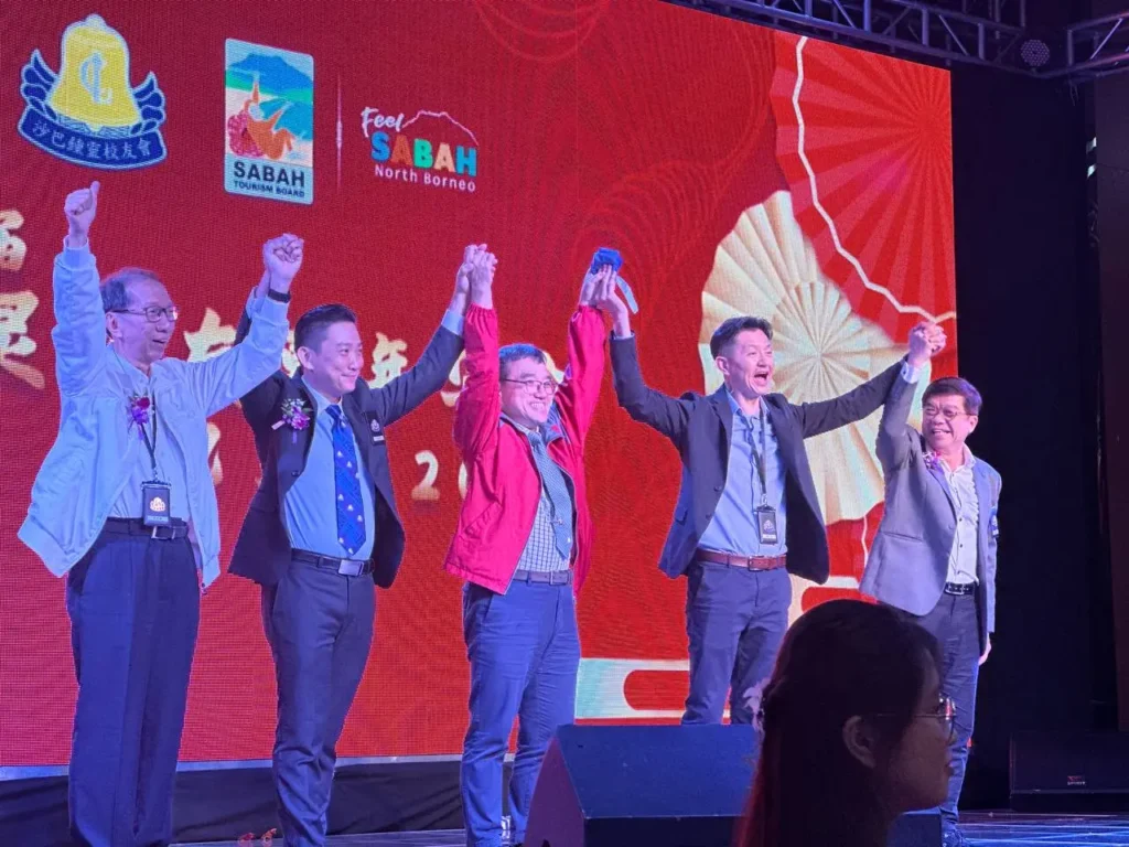 Celebrating Heritage and Legacy: Chung Ling Alumni Dinner in Sabah 8 Joyful group cheer at the 55th World Chung Ling Alumni Carnival celebration dinner event in Malaysia