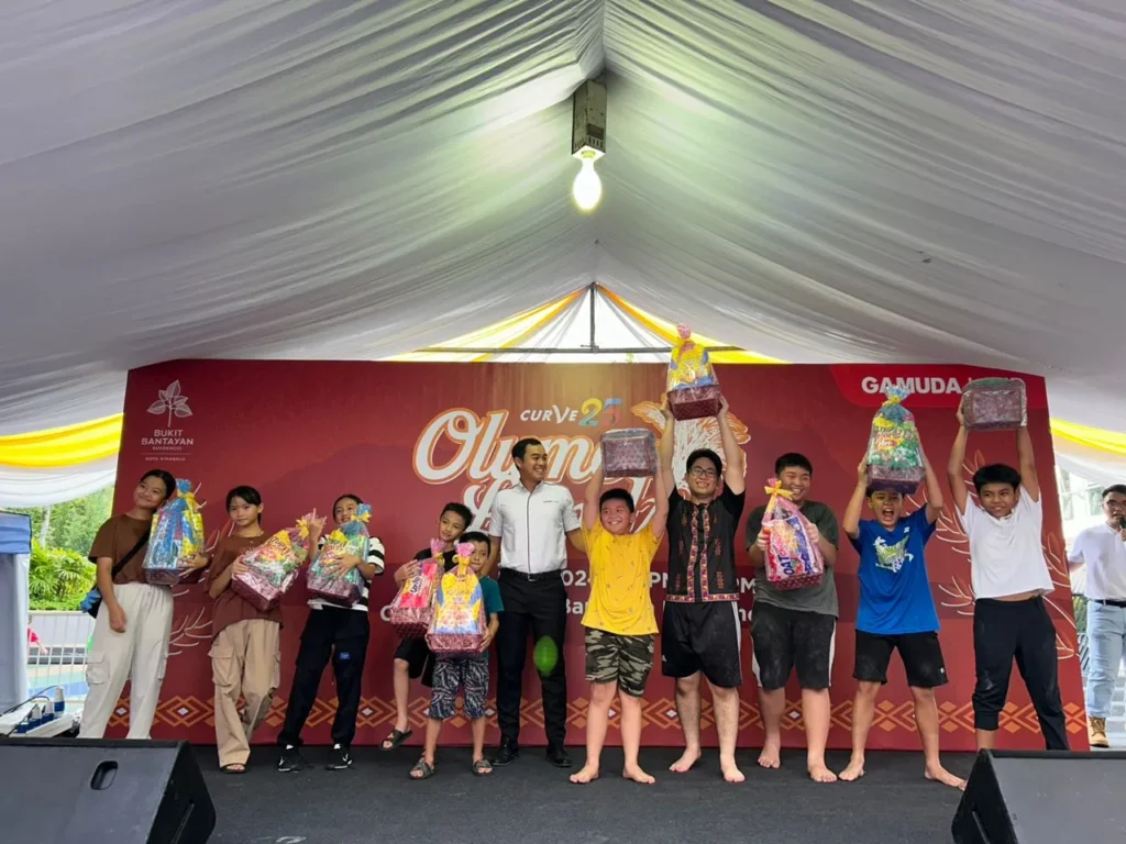 Curve25 Olumes Land : Kaamatan Celebration in Kota Kinabalu 9 Group of children happily posing on stage with large gift hampers