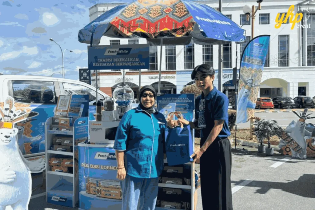 Fresh & White Borneo Edition: Out-of-Home Activation Across Sabah & Sarawak 2 Promoter and visitor pose at Fresh and White roadside booth with product displays