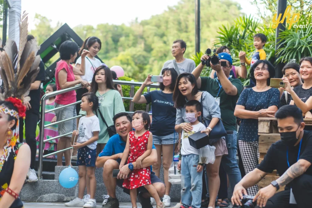 Celebrating the Grand Launch of Curve25 19 Families and residents watching the cultural performances at the Curve 25 grand launching event Sabah
