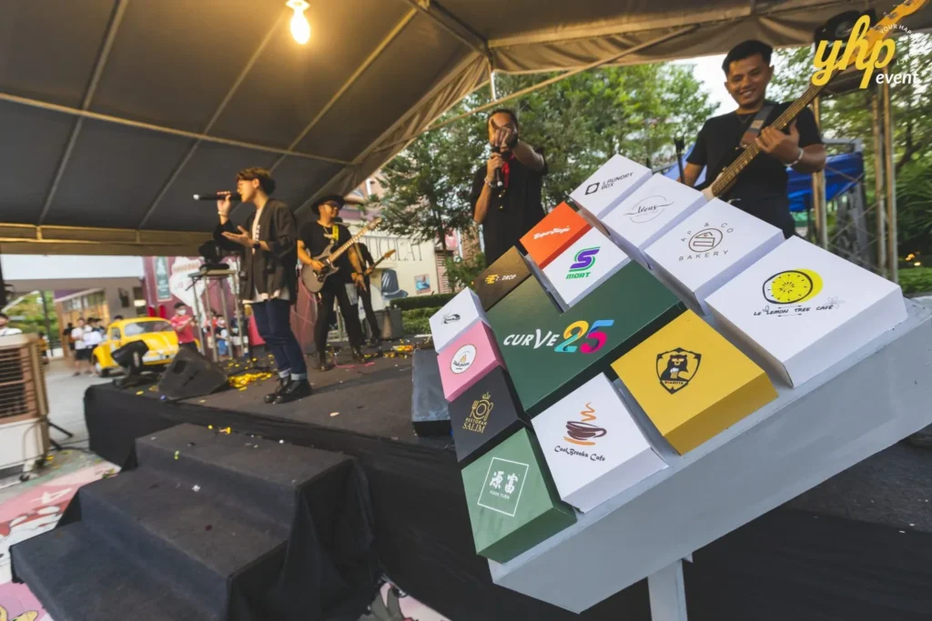 Celebrating the Grand Launch of Curve25 10 Musical entertainment and live singing during the outdoor Curve 25 event at Bukit Bantayan Residences