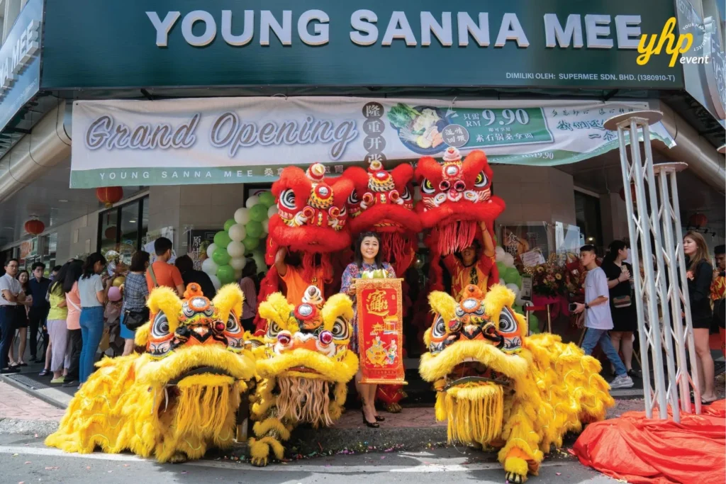 Grand Opening of Young Sanna Mee in Sabah - Enjoy Delicious and Healthy Noodles 2 Young Sanna Mee grand opening with yellow and red lion dance performance under a green store banner