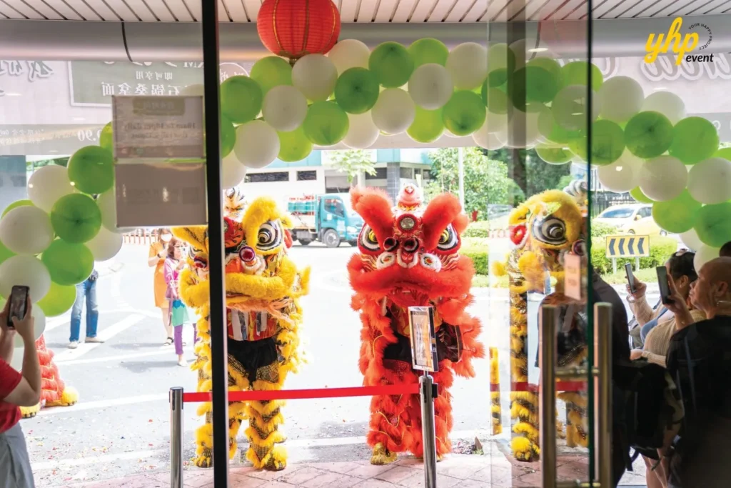 Grand Opening of Young Sanna Mee in Sabah - Enjoy Delicious and Healthy Noodles 5 Green and white balloon arch at the entrance of Young Sanna Mee with lion dancers performing outside