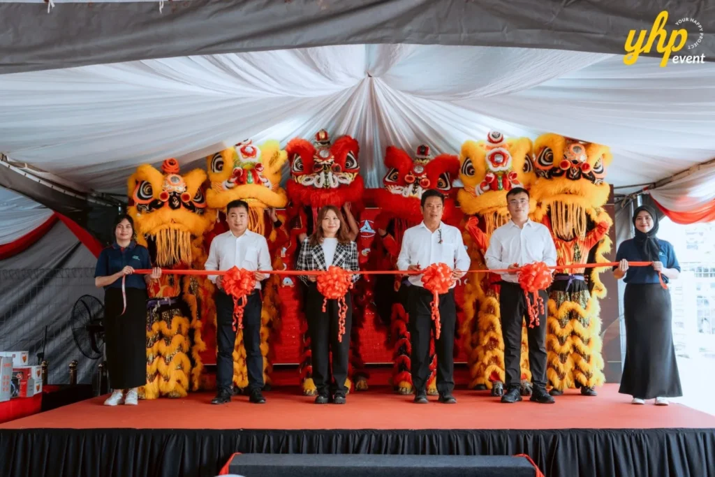 JT Machinery Office Launching 8 Ceremonial ribbon cutting on stage by JT Machinery Sdn Bhd leaders and SANY representatives
