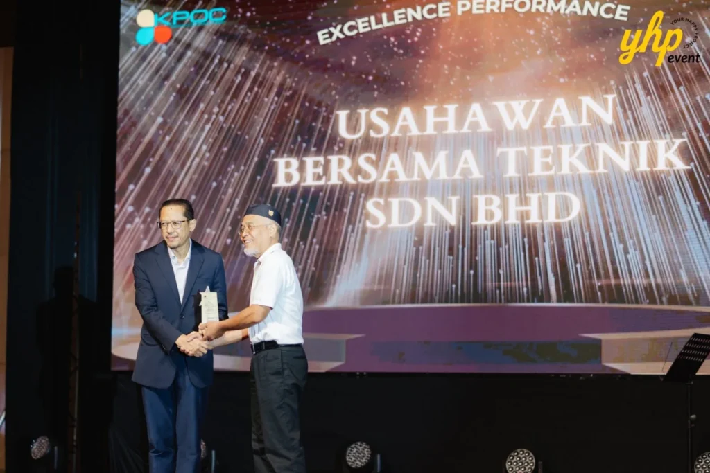 Award presentation ceremony for Usahawan Bersama Teknik Sdn Bhd