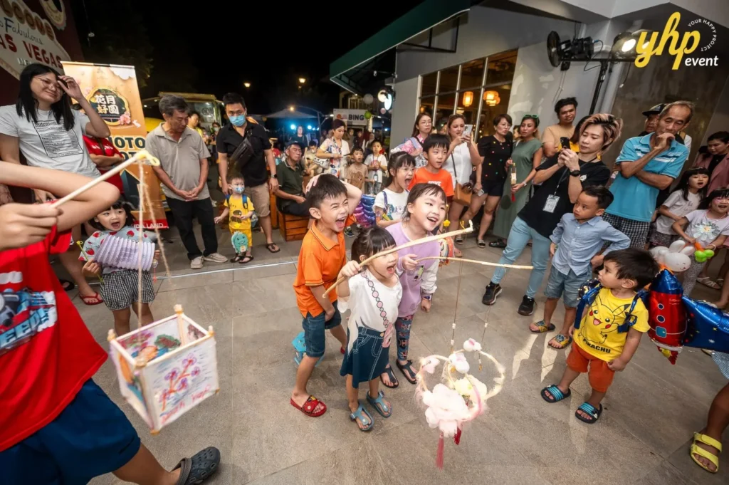 Magical Mid Autumn Gathering in Curve25 14 Cheerful children playing and showing off their glowing Mid-Autumn Festival lanterns