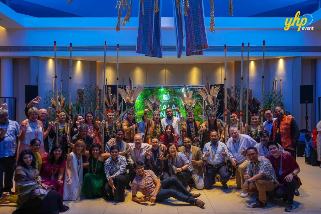 Sabah Cultural Night Large group photo of guests and cultural performers together at the SEALA gala dinner