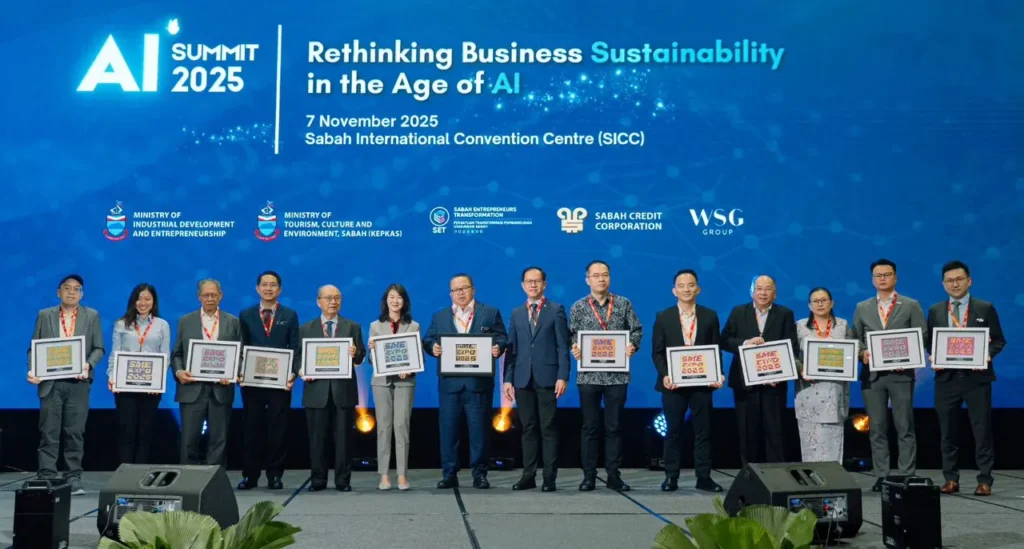SME Expo AI Summit 2025 - Sabah International Convention Centre (SICC) 11 Award recipients and organisers line up on stage at AI Summit 2025 for group photo