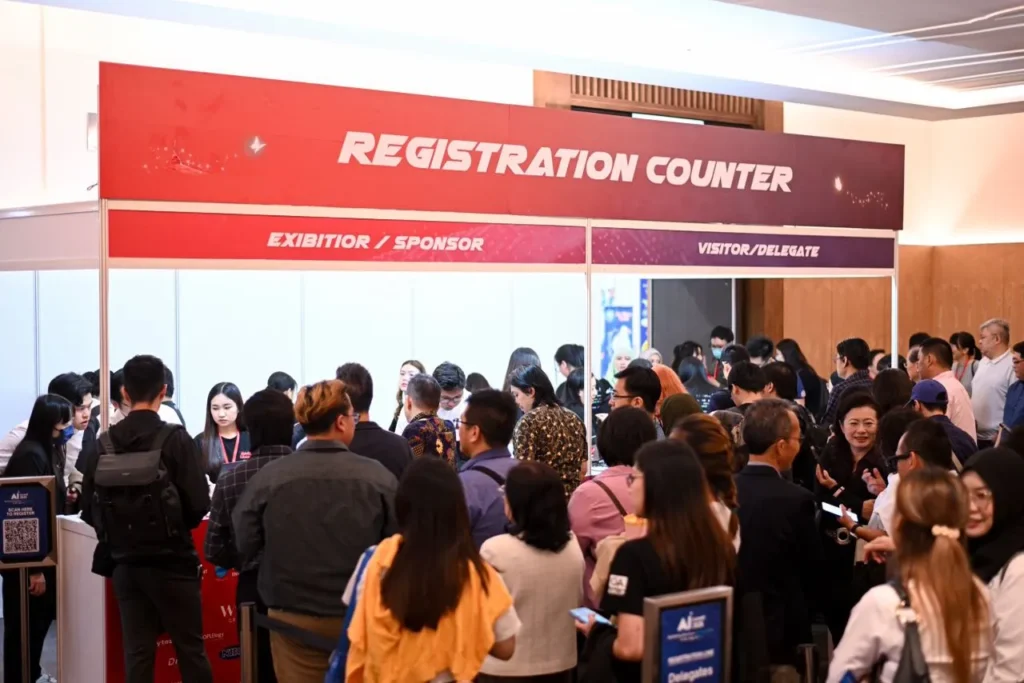 SME Expo AI Summit 2025 - Sabah International Convention Centre (SICC) 13 Crowd at AI Summit 2025 registration counter for exhibitors, sponsors, visitors and delegates in SICC Kota Kinabalu
