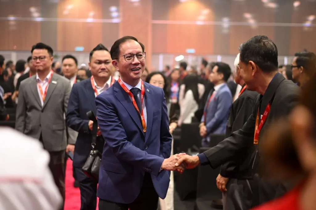 SME Expo AI Summit 2025 - Sabah International Convention Centre (SICC) 9 Business leaders mingle at AI Summit 2025 as speaker shakes hands with guests on the event floor
