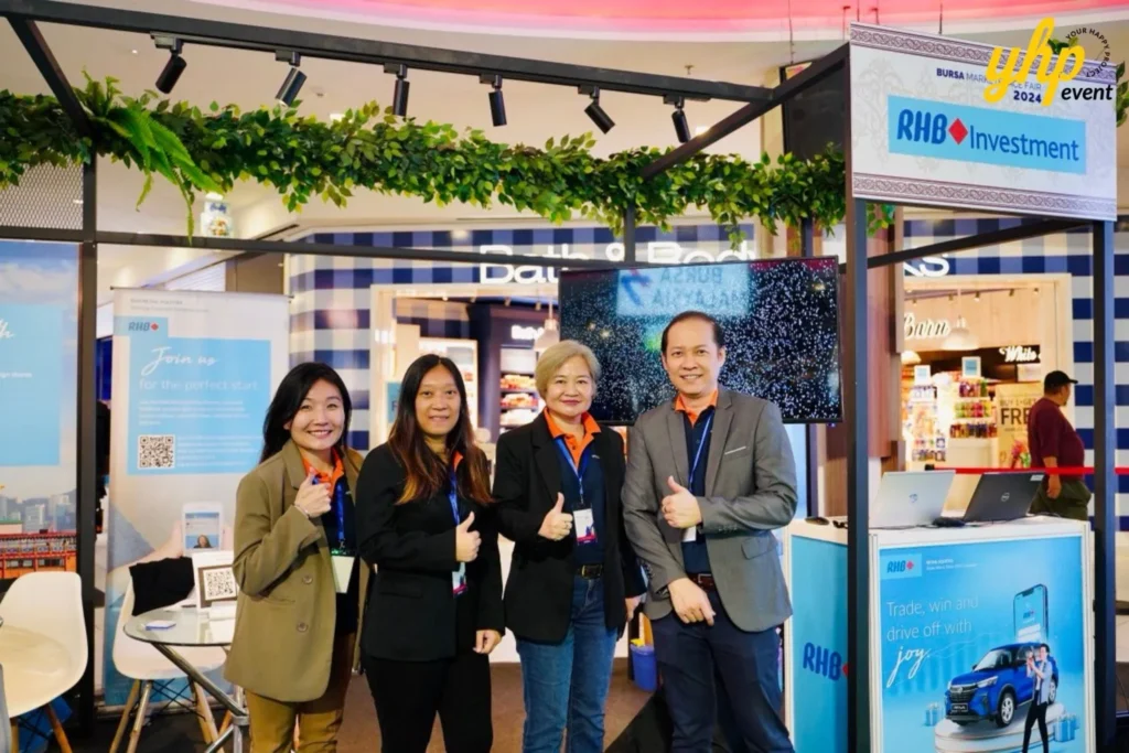 Bursa Marketplace Fair 2024: Sarawak Edition 16 RHB Investment Bank representatives posing in front of their booth at Bursa Marketplace Fair 2024