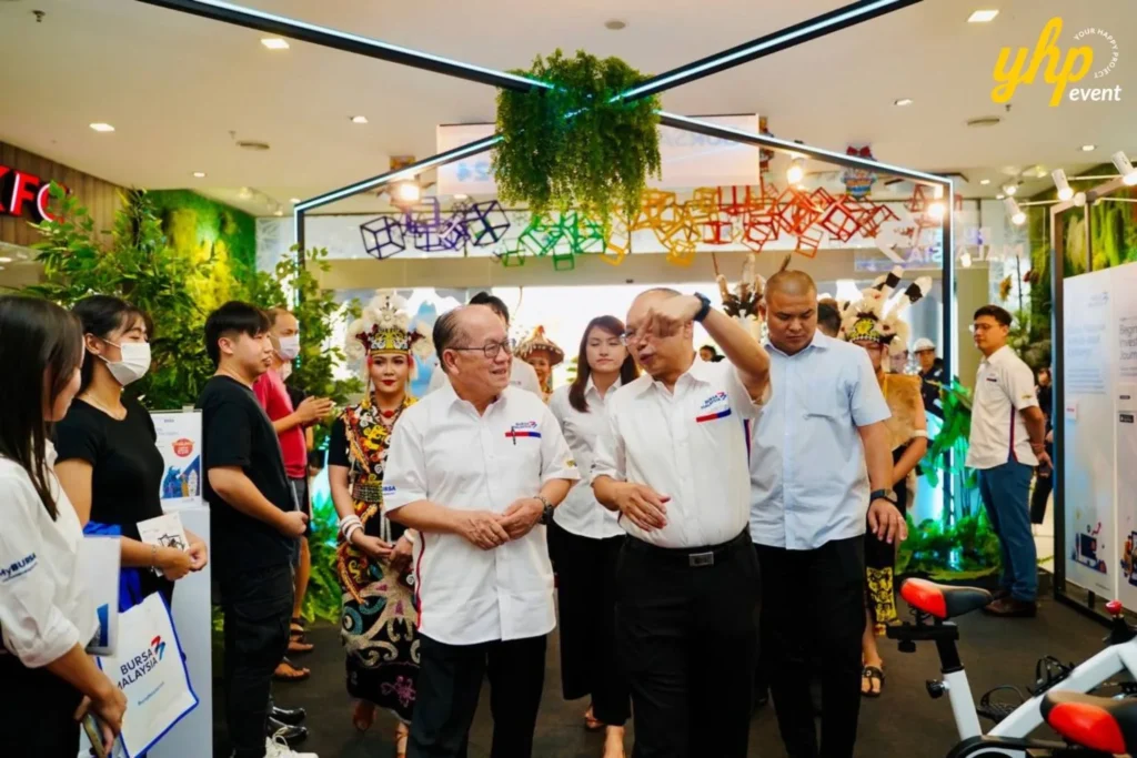 Bursa Marketplace Fair 2024: Sarawak Edition 3 A group walk-through of the vibrant investment booths and displays at the Bursa Marketplace Fair 2024 in Kuching