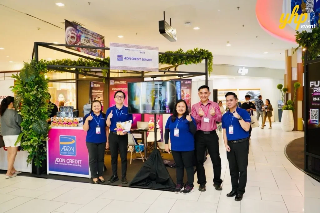 Bursa Marketplace Fair 2024: Sarawak Edition 22 AEON Credit Service team in blue shirts posing at their booth during the Bursa Marketplace Fair 2024