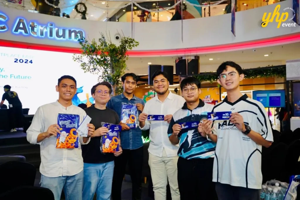 Bursa Marketplace Fair 2024: Sarawak Edition 24 Attendees holding snacks and vouchers while posing