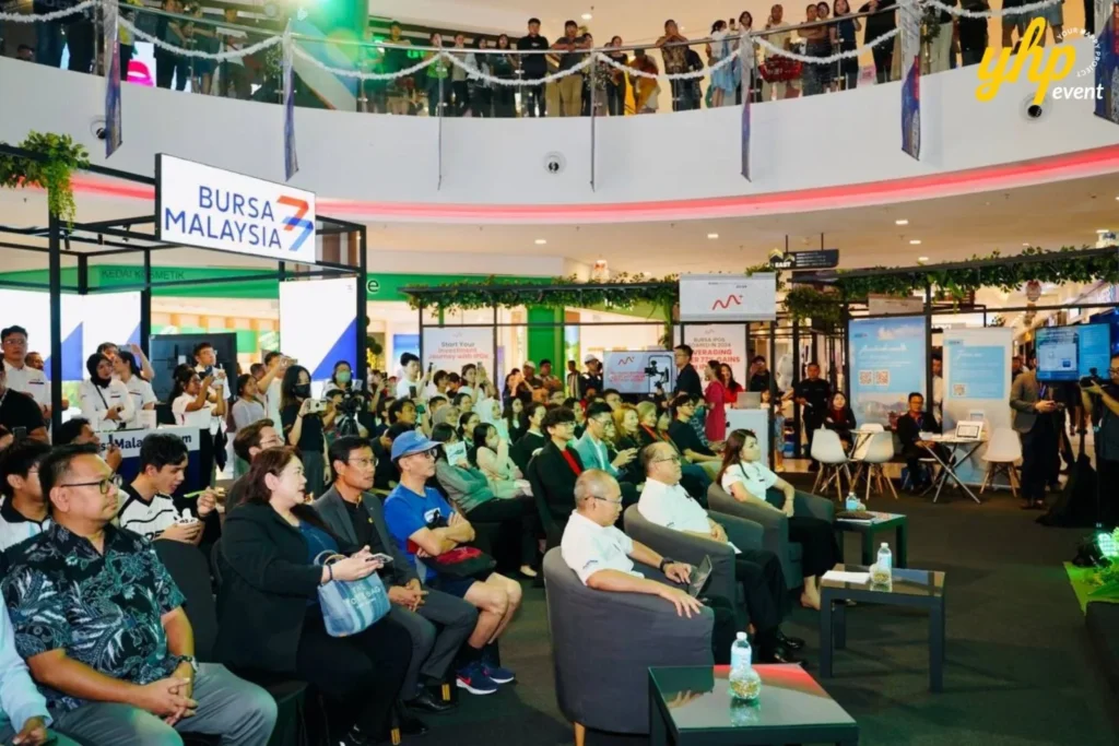 Bursa Marketplace Fair 2024: Sarawak Edition 4 A large audience gathers at Vivacity Megamall to attend a seminar during the Bursa Marketplace Fair 2024 in Kuching
