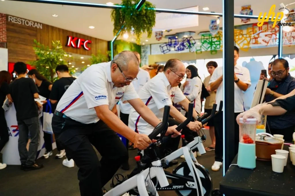 Bursa Marketplace Fair 2024: Sarawak Edition 5 Guests participate in a fun stationary bike challenge at the Bursa Marketplace Fair 2024 exhibition in Kuching