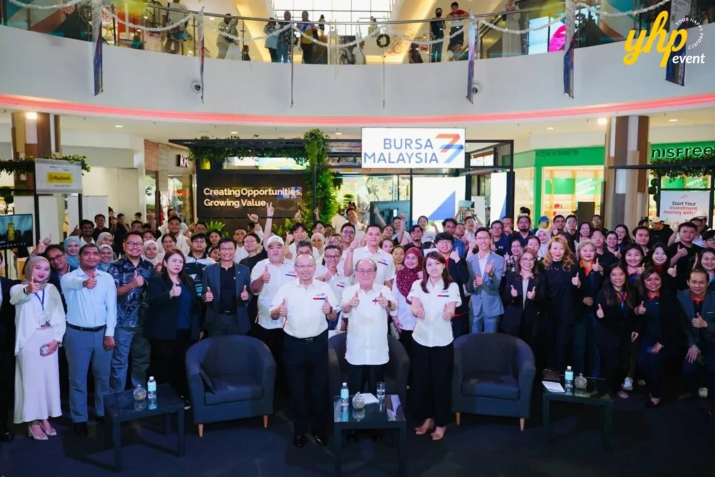 Bursa Marketplace Fair 2024: Sarawak Edition 8 A group photo of organizers and guests showing thumbs up at the Bursa Marketplace Fair 2024 in Kuching