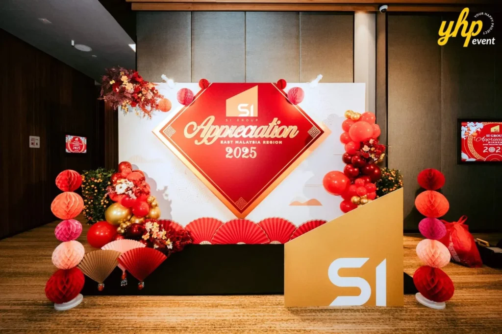 Front view of the Smart Infinite Group Appreciation 2025 stage backdrop with red fans and balloon decorations