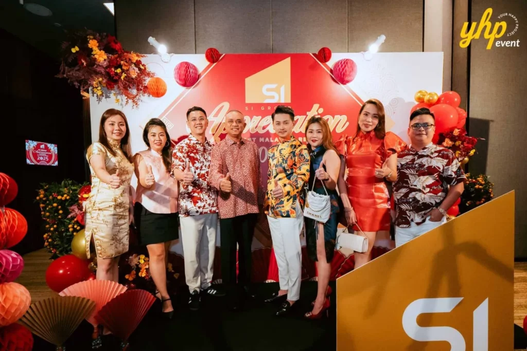 Group of attendees posing with thumbs up at the Smart Infinite Group Appreciation 2025 East Malaysia Region dinner