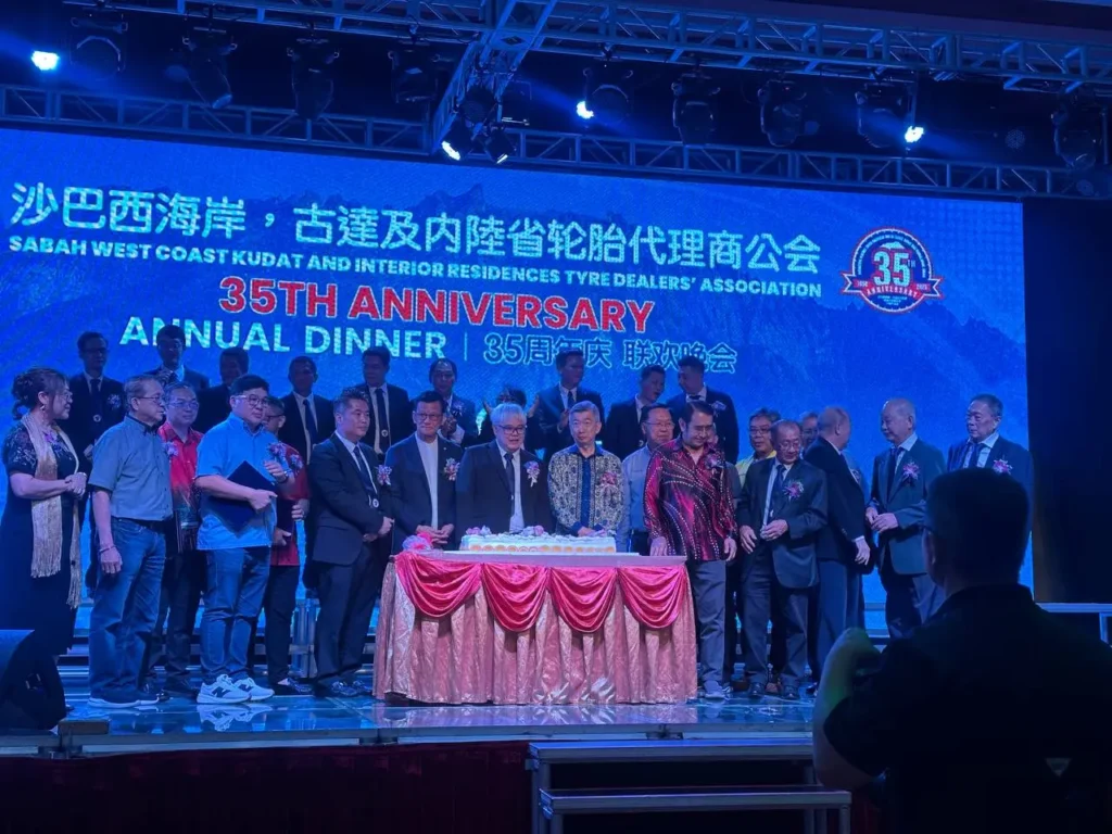Tyre Association 35th Anniversary Celebration in Kota Kinabalu 2 Dignitaries gather around a celebration cake beneath the anniversary backdrop during a formal annual dinner at Hakka Hall Kota Kinabalu