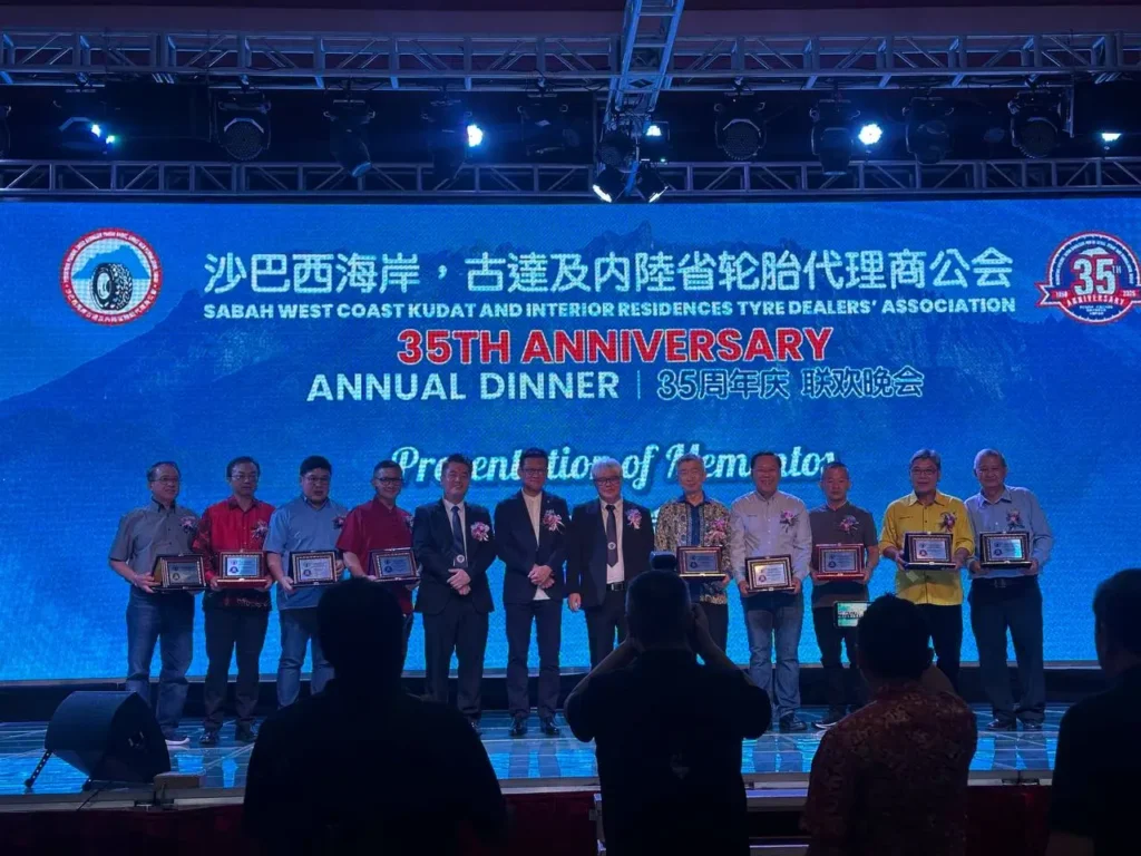 Tyre Association 35th Anniversary Celebration in Kota Kinabalu 3 Award recipients pose with plaques on stage during the 35th anniversary annual dinner presentation ceremony at Hakka Hall Kota Kinabalu