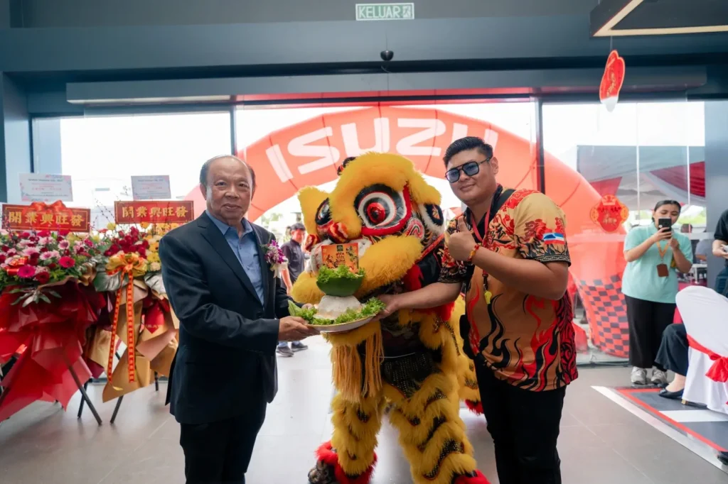 Isuzu Showroom Likas, Kota Kinabalu Launching 8 Ceremonial exchange beside lion dance at Isuzu Showroom Likas, Kota Kinabalu Launching entrance hall