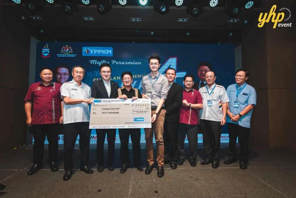 Empowering Entrepreneurs: YPPKM Small Business Seminar in Kota Kinabalu 3 Official mock cheque presentation ceremony for an SME entrepreneur at the YPPKM
