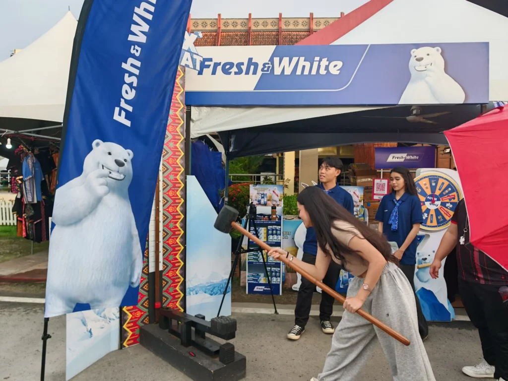 Fresh & White celebrating Kaamatan with the Sabah Community 4 Fresh & White sabah Activation - customers playing hammer game